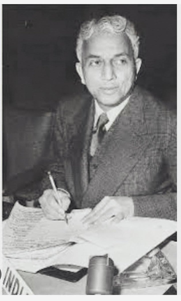 BhainsdehiWale's tweet photo. जातिगत राजनीति से परेय होने के कारण बी एन राव साहब का नाम कभी प्रचारित नहीं किया, यद्यपि संविधान निर्माण के प्रत्येक स्तर पर उनका योगदान अंकित है, #RSTV द्वारा निर्मित टी वी सीरियल "संविधान" में भी उनकी महत्वपूर्ण भूमिका का उल्लेख है!
@kalisenachief
#संविधान_निर्माता_BN_राव https://t.co/ZLpVqpwvmc