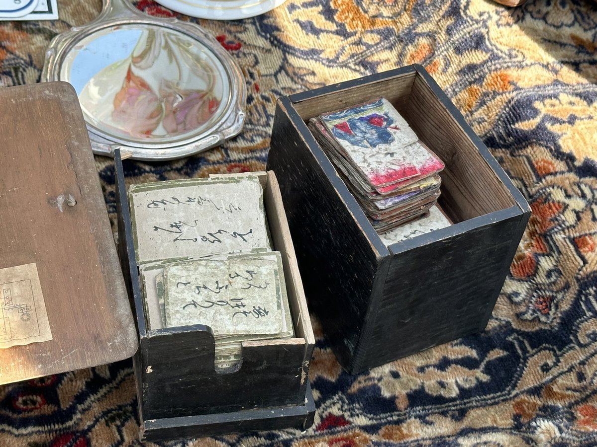 JoachimHesse's tweet image. Historische #Spielkarten aus #Japan sind auf dem #Flohmarkt gelandet. Der rechte Stapel stammt scheinbar tatsächlich aus der Mitte des 18. Jahrhunderts. Beeindruckend.
