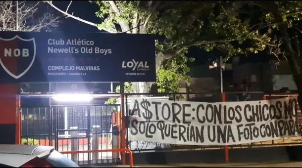 TABPrensa's tweet photo. Rivales o enemigos 
Por Rosario Meza 
Mientras los de a pie dejamos de hablar con nuestros amigos y parientes por defender los colores de una camiseta futbolística o politiquera, el proceso de entrega y desmantelamiento de nuestra soberanía cristaliza.
https://t.co/HBrLqKVszb https://t.co/1HBjXMlTZe