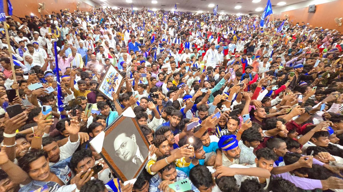आज उत्तर प्रदेश के बस्ती में आयोजित "अस्तित्व बचाओ–भाईचारा बनाओ" प्रबुद्ध जनसम्मेलन में अपनों के बीच अनेक महत्वपूर्ण विषयों पर विचार साझा किए।

 1. ओबीसी की जातिवार जनगणना का मुद्दा:
केन्द्र सरकार द्वारा अन्य पिछड़ा वर्ग (OBC) की जाति आधारित जनगणना को जानबूझकर न कराना, सामाजिक