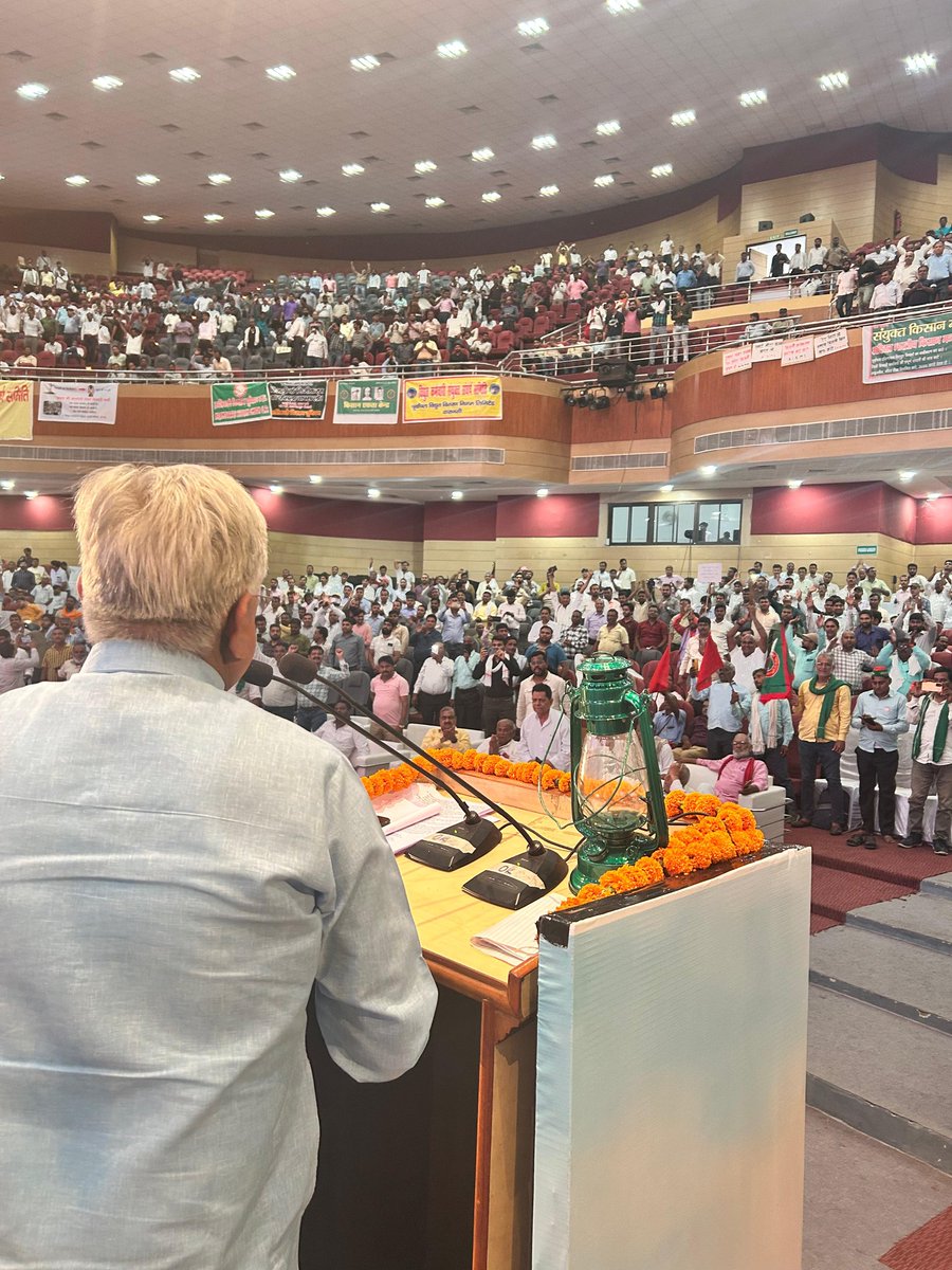 ShivaGopalMish1's tweet photo. जब देश की रीढ़ — बिजली और रेल — पर निजीकरण का साया मंडराए, तो चुप रहना भी अपराध है।
कॉ. शिवगोपाल मिश्रा ने स्पष्ट रुप से कहा कि बिजली हो या रेल — देश की सेवा का सौदा नहीं होने दिया जायेगा और जिस दिन बिजली बिकेगी, उसी दिन कश्मीर से कन्याकुमारी तक रेलें भी खड़ी हो जाएंगी। उनकी यह घोषणा जैसे ही सभागार में गूंजी, पूरा हॉल "कॉमरेड शिवगोपाल मिश्रा ज़िंदाबाद" के नारों से गूंज उठा।
लखनऊ स्थित डॉ. राम मनोहर लोहिया लॉ यूनिवर्सिटी के अंबेडकर सभागार में आयोजित विद्युत कर्मचारी संयुक्त संघर्ष समिति, उत्तर प्रदेश की महापंचायत में दीप प्रज्वलन के साथ संघर्ष का स्पष्ट संदेश देते हुए कॉ. शिवगोपाल मिश्रा ने दो टूक कहा कि जनसेवा बिकाऊ नहीं है और बिजली हो या रेल — ज़रूरत है जनहित की, न कि मुनाफाखोरी की।
निजीकरण के खिलाफ उत्तर प्रदेश के आंदोलनरत बिजली कर्मचारियों को पूरा समर्थन देते हुए कॉ. शिवगोपाल मिश्रा ने साफ कहा कि हम कंधे से कंधा मिलाकर आपके साथ खड़े हैं। यह केवल विरोध नहीं, ये देश के भविष्य के लिए निर्णायक संघर्ष है और हर कर्मचारी की अब एक ही बुलंद आवाज़ है — जनसेवा किसी कीमत पर निजी हाथों में नहीं जाने दी जाएगी।
#RailMinIndia #tradeunions #tradeunion #indian #ITF #NRMU #AIRF @RailMinIndia @RailwayNorthern @MinOfPower @IR_CRB
