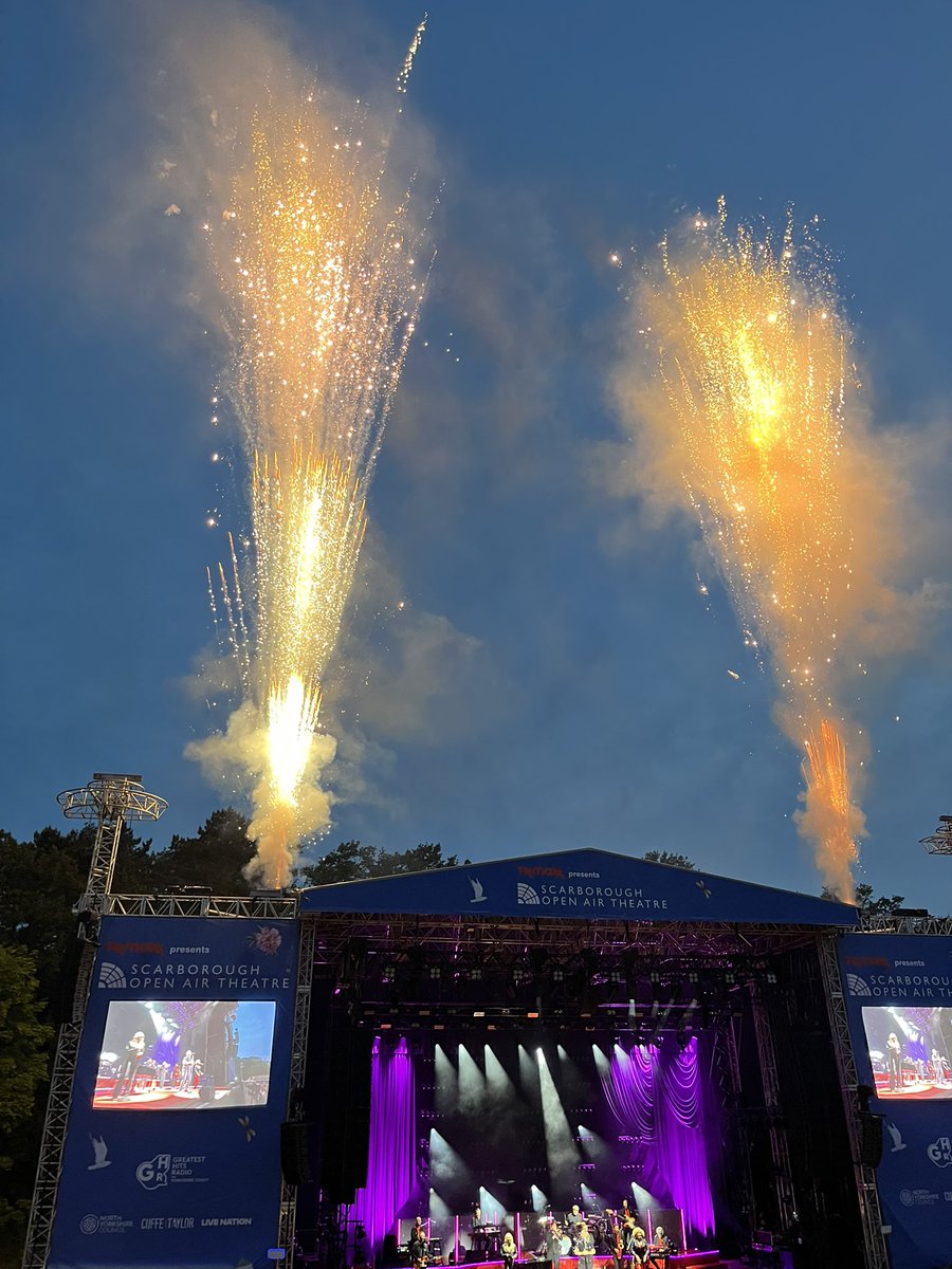 caroltchick's tweet photo. @GaryBarlow What a great time @ScarboroughOAT with friends and @GaryBarlow 🙏🙏 https://t.co/oZgz77ieYg