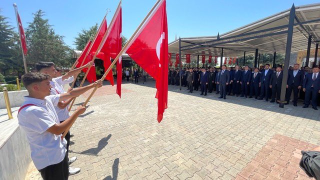 TBMM tarafından Urfa'ya "Şanlı" ünvanı verilmesinin yıldönümü törenle kutlandı. 

Şanlıurfa Yeni Mezarlıkta bulunan şehitlikte düzenlenen törene Üniversitemiz adına Rektör Vekili Prof. Dr Ahmet İlyas katılım sağladı. 

Tarihin ve Medeniyetin Beşiği Urfa'ya, Ecdadımızın Kurtuluş