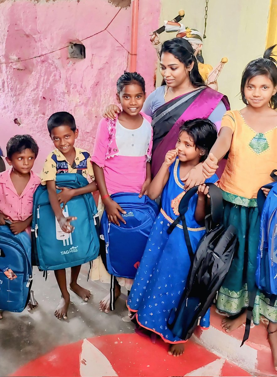 தளபதி விஜய் அவர்களின் 51 வது பிறந்த நாளை முன்னிட்டு தேனி மாவட்டம் *தளபதி விஜயின் கரங்கள்* என்னும் தொண்டு நிறுவனத்தின் நிறுவனர் திருமதி, சத்யா நந்தக்குமார் MBA., அவர்கள் தேனி நகரத்தில் 200க்கும் மேற்பட்ட மக்களுக்கு மதிய உணவை வழங்கி சிறப்பித்தார். மேலும் வசதி வாய்ப்பற்ற பள்ளி