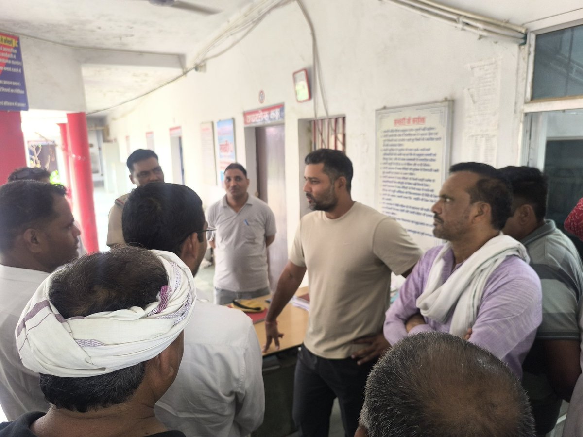 टरडकिया, हिंडोली निवासी श्री भंवर लाल गुर्जर और उनके परिवार पर भाजपा नेताओं के दबाव में आकर पुलिस ने जिस प्रकार से अत्याचार किया वह अत्यंत निंदनीय है l

घटना की जानकारी मिलने पर हिंडोली नैनवां के लाड़ले विधायक श्री  अशोक चांदना जी तुरन्त ही थाने पहुंचकर कानूनी कार्रवाई के तहत