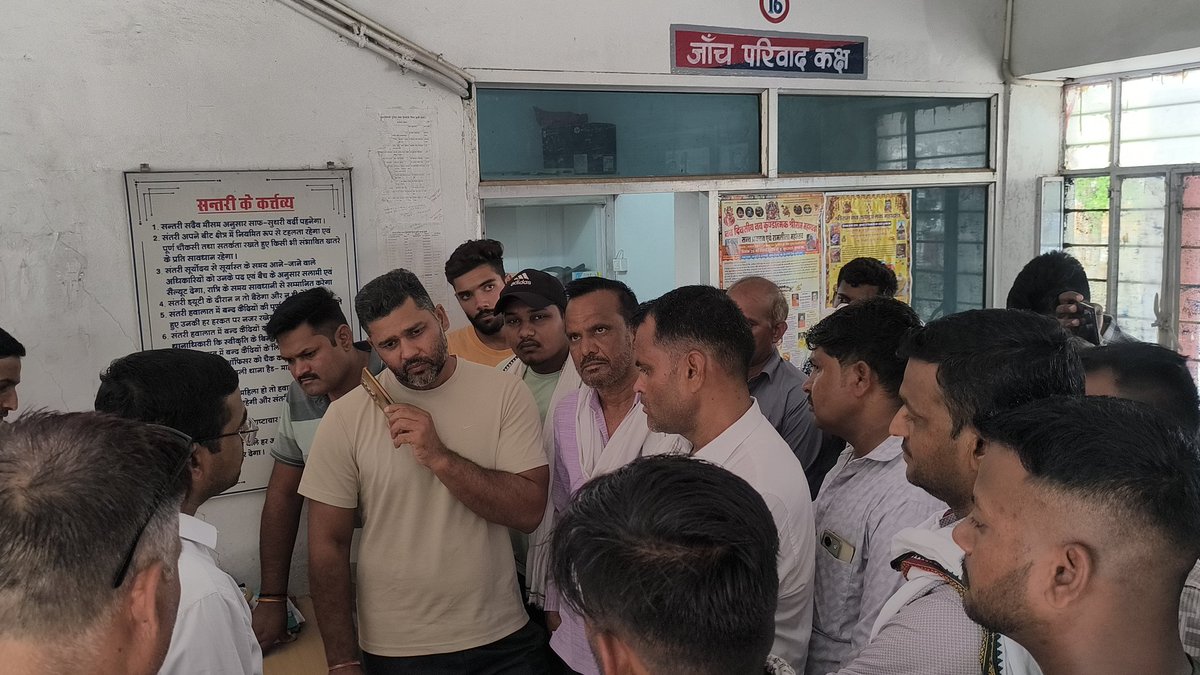 Dadarwal8's tweet photo. टरडकिया, हिंडोली निवासी श्री भंवर लाल गुर्जर और उनके परिवार पर भाजपा नेताओं के दबाव में आकर पुलिस ने जिस प्रकार से अत्याचार किया वह अत्यंत निंदनीय है l

घटना की जानकारी मिलने पर हिंडोली नैनवां के लाड़ले विधायक श्री  अशोक चांदना जी तुरन्त ही थाने पहुंचकर कानूनी कार्रवाई के तहत परिवार को रिहा करवाया |
हमने विधायक नहीं, हमारा दुःख सुख का साथी चुना है, हमे गर्व है हमारे नेता पर l

अशोक चाँदना जिंदाबाद 
कांग्रेस पार्टी जिंदाबाद
@AshokChandnaINC