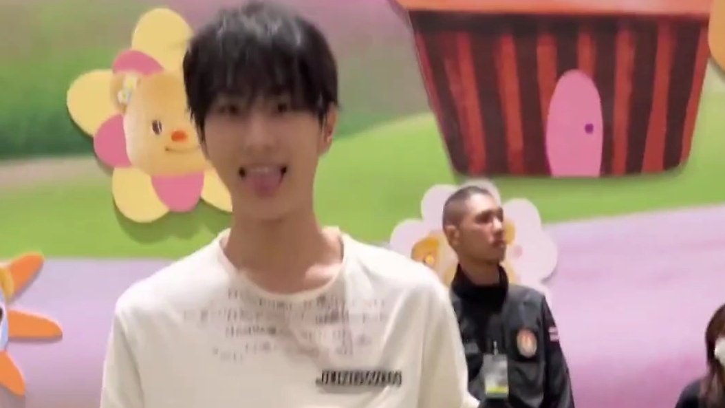 woncattos's tweet photo. THE CLUMSY CUTIEE SERVER DROPPED THE THING 😭😭😭 im sorry its his first day

#JUNGWON
#ShopeexEnhypenFansignandCafe https://t.co/ouqAfiCT2r