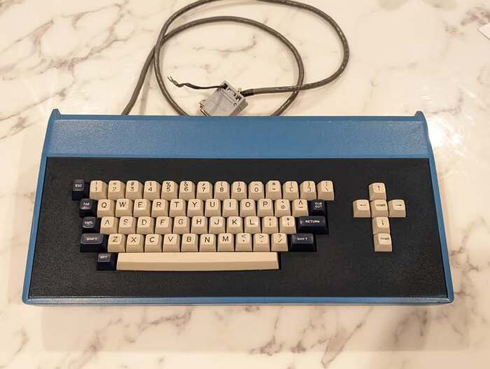 duha_the_best's tweet image. A keyboard with vampire protection? Boxing calculators? Glowing CRTs? I collected some of the weirdest retro tech I’ve come across as a dev making old-school games. On photo: keyboard from the Intel MDS computer, 1979.
🧵[1/11]
#RetroComputing #OldSchoolTech #ComputerHistory