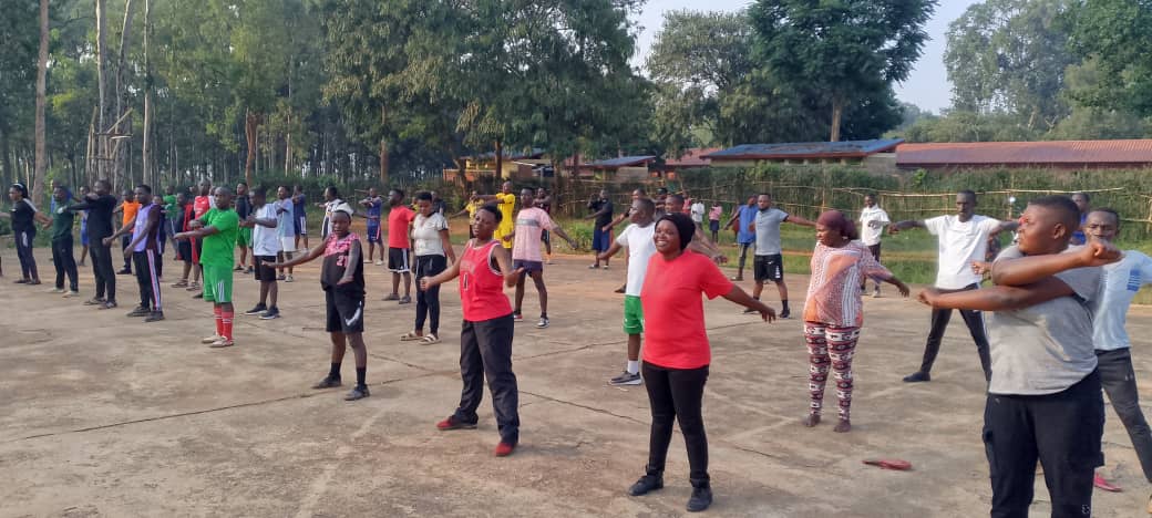 Mu murenge wa Musenyi uyu munsi hakozwe siporo rusange.Ku rwego rw'umurenge yabereye mu kagari ka Musenyi, aho abitariye bahagurukiye mu centre ya Komesa berekeza ku murenge .Insanganyamatsiko ya siporo yagira iti intsinzi iri ku mudugudu.Hanapimwe indwara zitarandura.