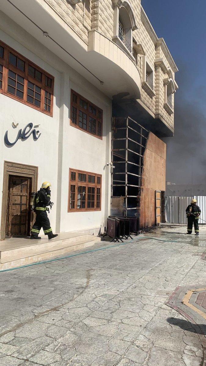 NajlaHM's tweet photo. @babitybo المستودع الملاصق للمكان احترق قبل يومين، احترقت واجهته والمعدات الي داخله وتلاحقوه الدفاع المدني الحمدلله، اغلقو الفتحة الان حقت المستودع وغيرو نص الاسبوع حلوه هذا الاقتباس لان كل اهل الحي جو يسألون.. عرفتي؟ 
هذا شكل الفتحة اذا كان قصدك تسالين عن شكل المكان بعد الحريق https://t.co/2fVvwpHSRm