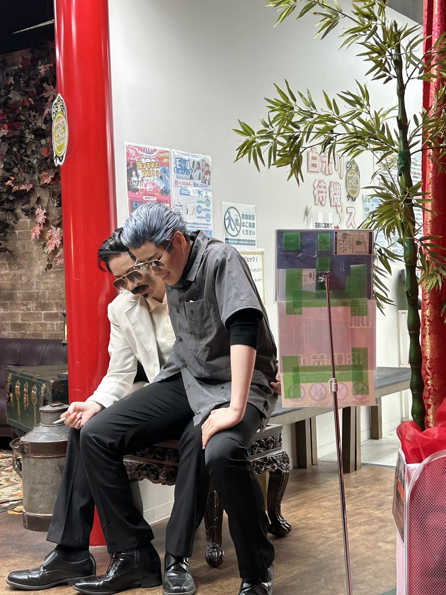 cos/トワウォ 龍捲風

※全てに注意　悪ふざけ
・1紙切れを真似したかったおじさん達
・2ダンシングおじさん達
・3.4オフショの休憩🐉と🐅(※撮影🍂)

📷＝きくらげ