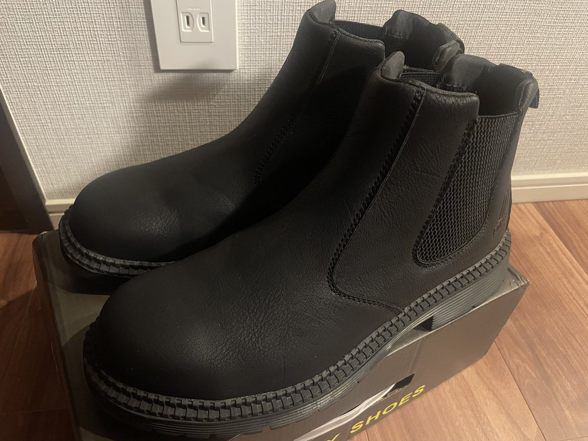 全然出かけないのにまた靴買った。w
梅雨らしいから、防水仕様。
…って事なんだけど、安物だしダメもとで。
ちな、一応カテゴリーは安全靴。ww