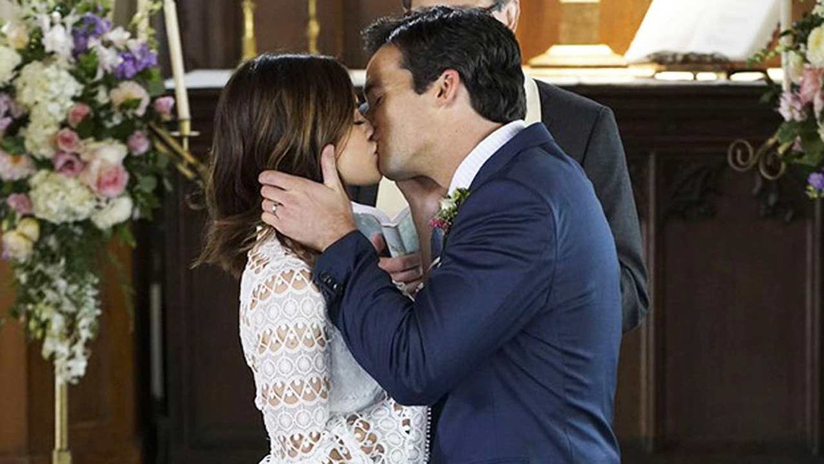 PreviouslySerie's tweet image. #PrettyLittleLiars #PLL
#PequeñasMentirosas

🔴NOVEDAD🔴

#Ezria unió a un profesor teniendo una relación con una alumna, Aria Montgomery. La serie desarrolló su historia que terminó en el altar.

En 2025, la pareja de actores reflexiona en @THR sobre esta trama. Ian Harding