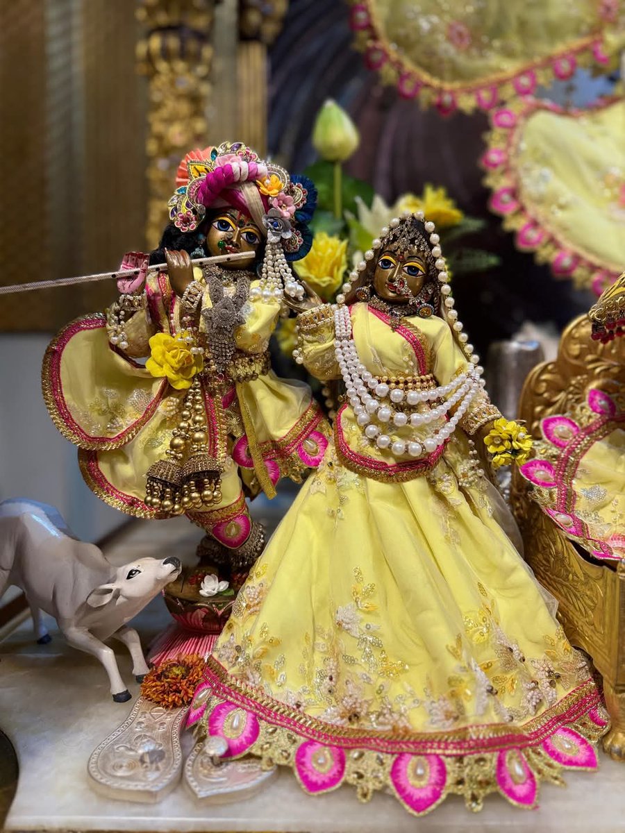 क्या दुख है समुंदर को बता भी नहीं सकता 
आँसू की तरह आँख तक आ भी नहीं सकता 

तू छोड़ रहा है तो ख़ता इस में तेरी क्या 
हर शख़्स मेरा साथ निभा भी नहीं सकता 

प्यासे रहे जाते हैं ज़माने के सवालात 
किसके लिए ज़िंदा हूँ बता भी नहीं सकता 

घर ढूँड रहे हैं मेरा रातों के पुजारी 
मैं हूँ
