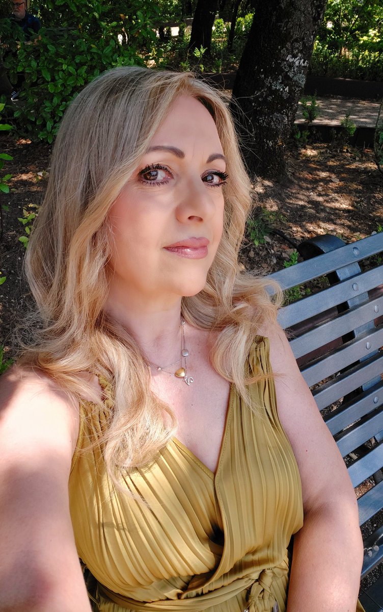 L’autenticità è come un profumo buono: non si vede, ma lascia il 
segno. 

#InUnTweet
#CasaLettori

🍃𓂃𓂂ꕤ*.ﾟ...