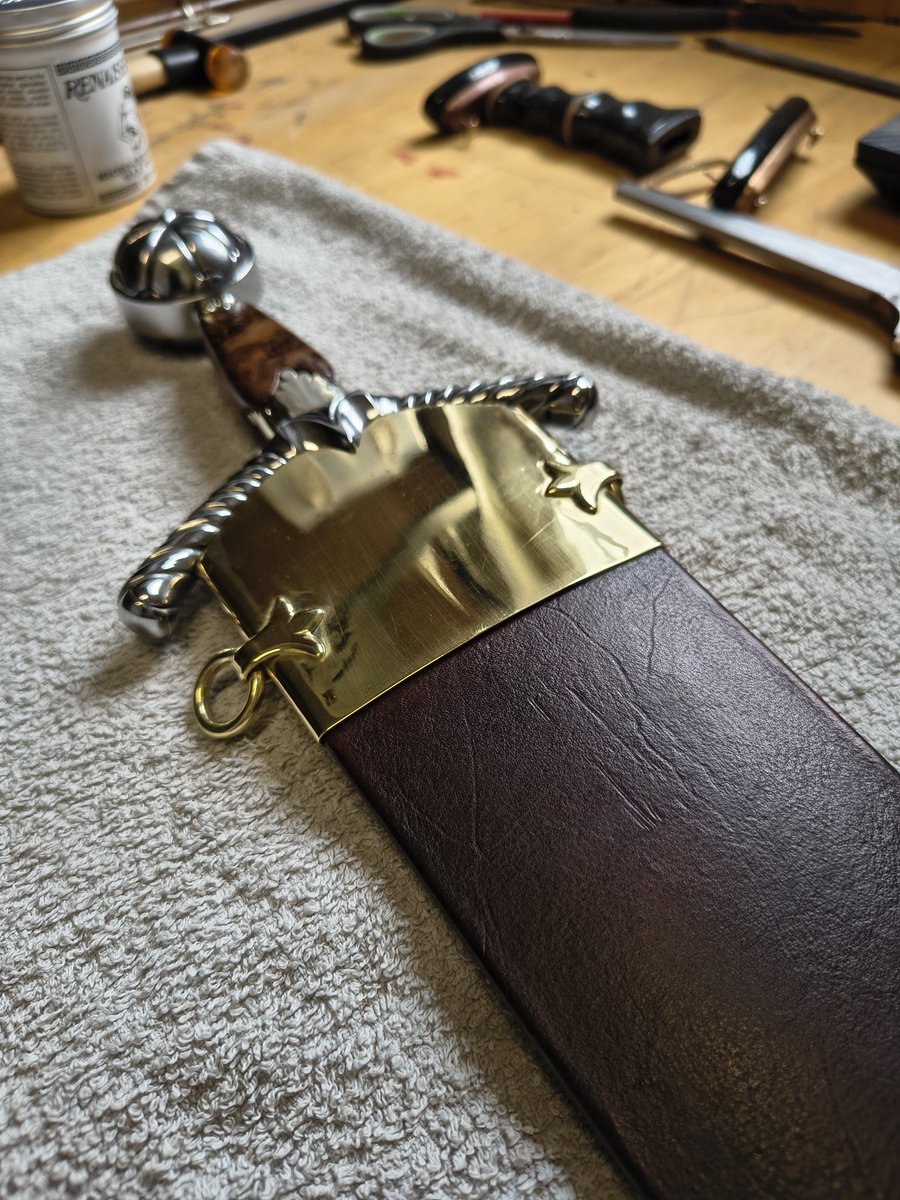 Now that I have finally finished the scabbard for the cinquedea I felt It deserved a new post along with the announcement that it is now available for travel to a new home