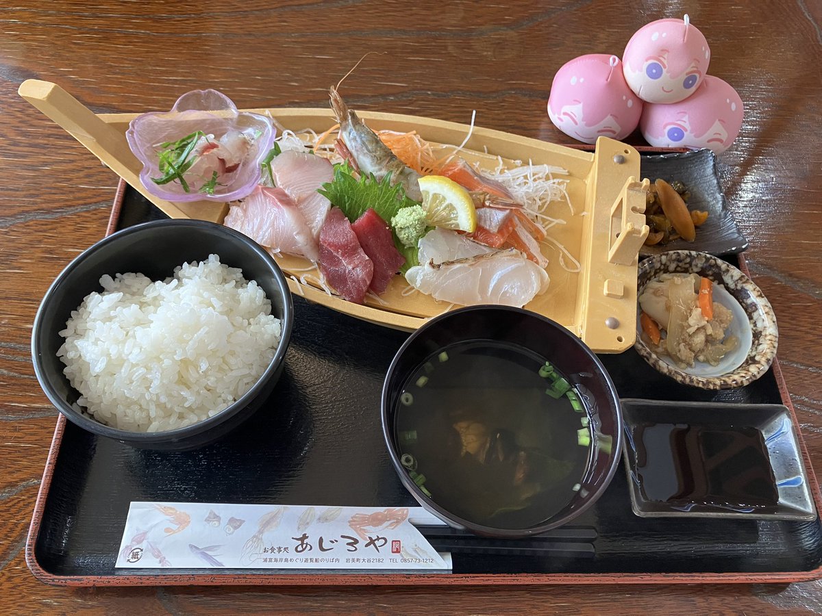 nanohanakara's tweet photo. 約1ヶ月ぶりに岩美に帰りました🫶
大好きなロマンさんのおふたりにお会いすることができて、スタンプラリーもできて、美味しいお刺身も夏輝も食べることができて、ラッピングバスにも乗ることができて本当に幸せだった〜🥹🥹
岩美町ありがとう🥰 https://t.co/dZ8IINmZVN