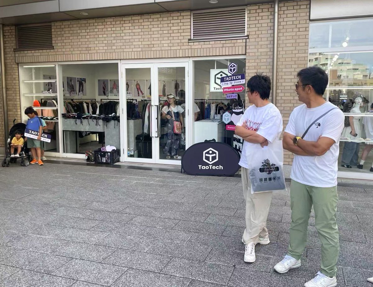 gavinzhm's tweet photo. 在日华人创业taotech品牌,出店代官山,朋友也是精益创业走到今天,当天去捧场的朋友拍到的合照
#taotech https://t.co/oc1nESXaPl