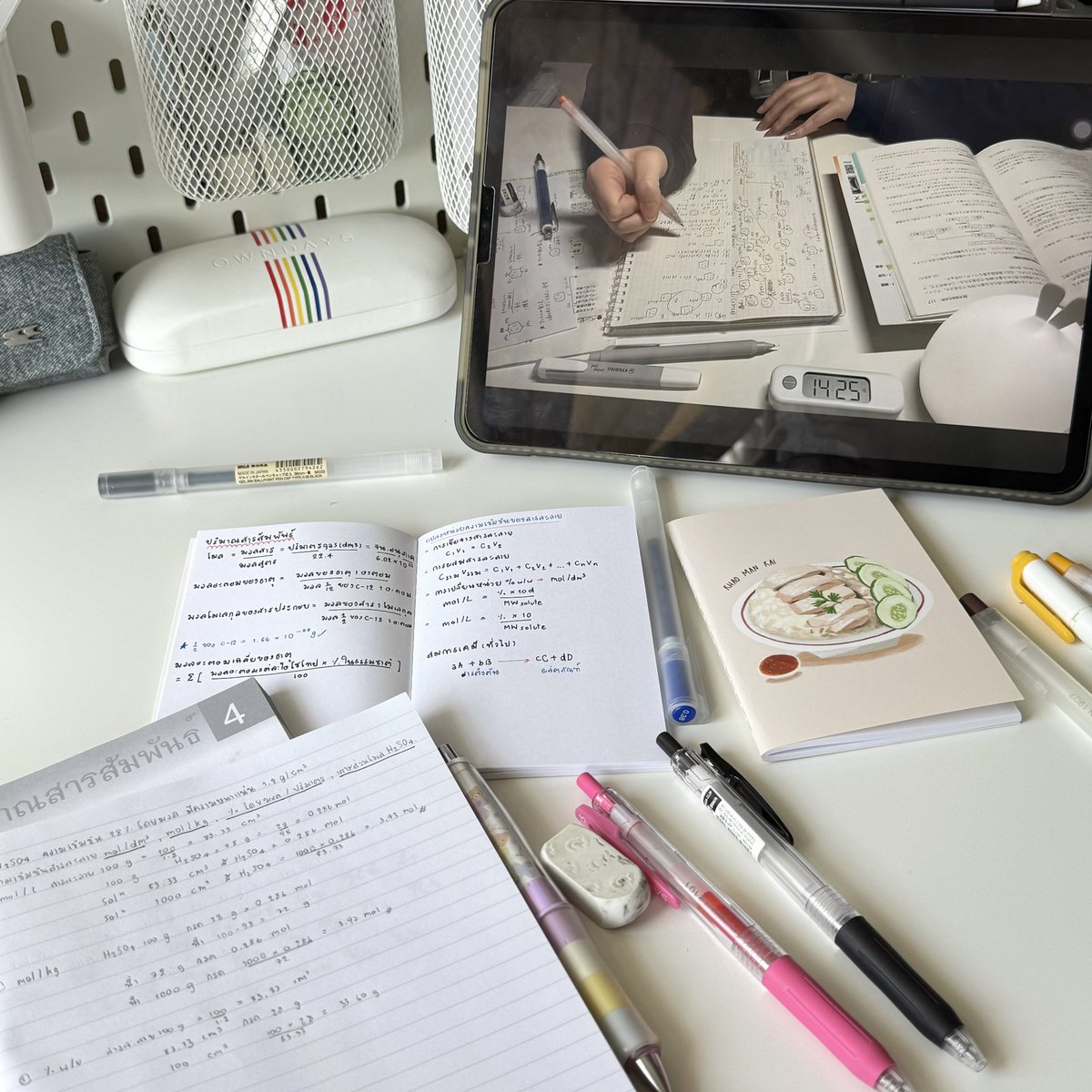 withKhonchanart's tweet image. น้องข้าวมันไก่มาเสิร์ฟแล้ววว🤲🏻 ขนาด B7 แบบ pocket notebook หยิบมาจดสูตรต่าง ๆ นึกไม่ออกปุ๊บก็เปิดดูได้เลย 😉  

#pocketnotebook #studytwt #thaicraff #mewithkhonchanart