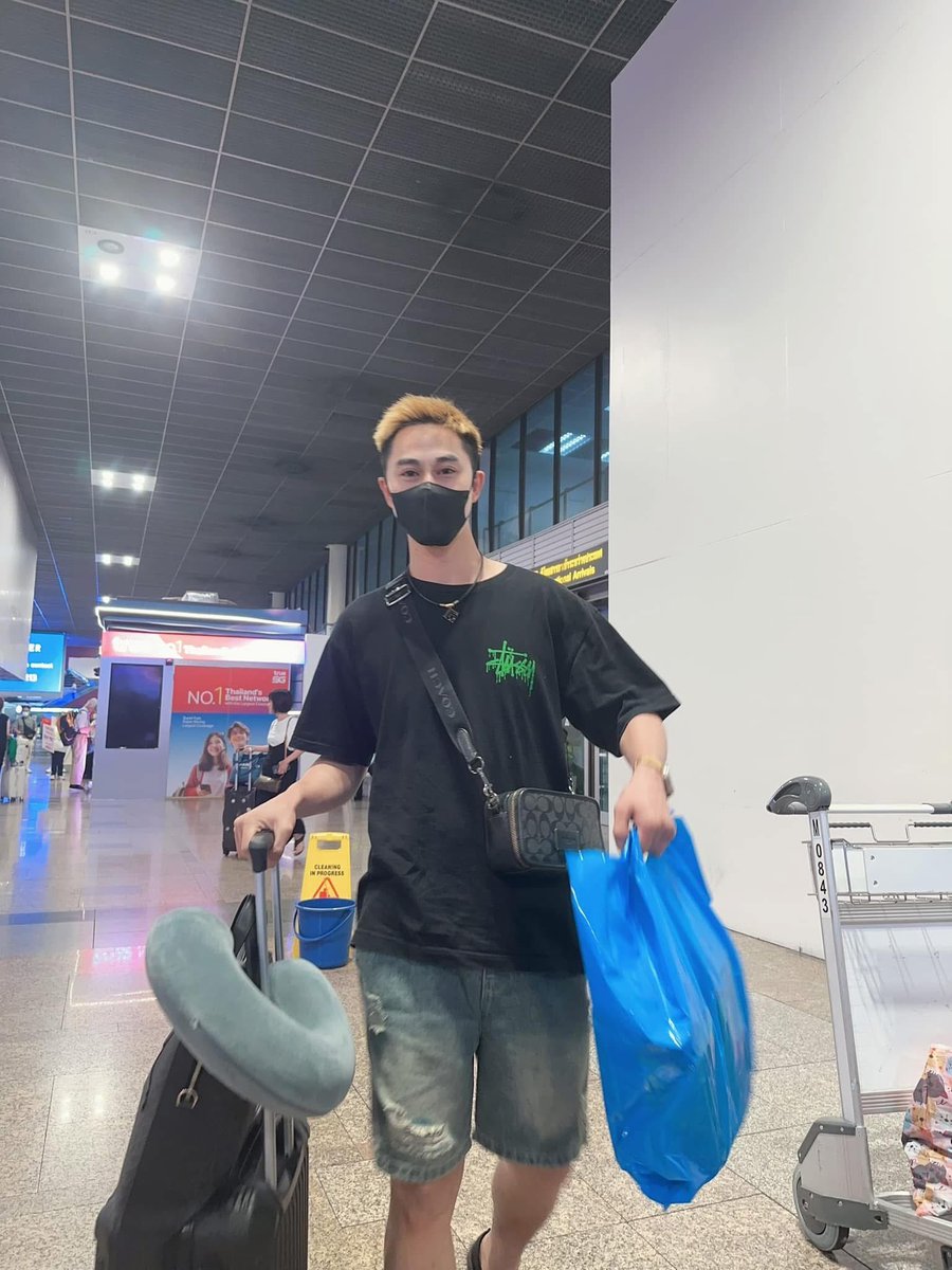 mafiamafia333's tweet photo. ภายใต้แมสนั้นมันยิ้มสดใสแหละดูรู้ อิ่มใจที่ได้เจอสาวๆมาอะสิ😒 https://t.co/bURMenBrG5