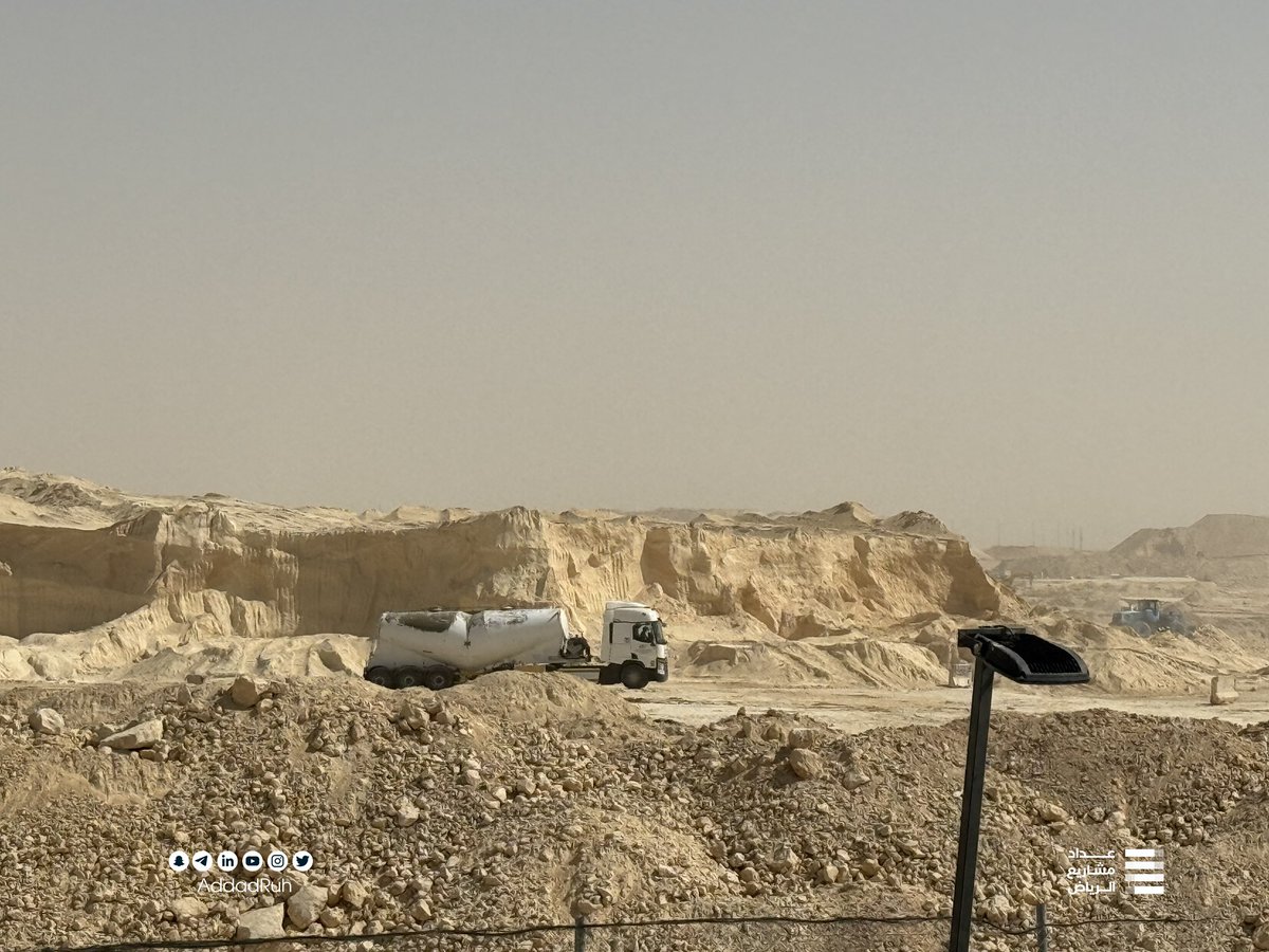 جانب من الأعمال التأسيسية في مشروع حديقة الملك عبدالعزيز، إحدى كبرى حدائق #الرياض_الخضراء بمساحة 4.3 ملايين م² في حي #النرجس على طريق الأمير فيصل بن بندر، وتتميّز بموقعها بجوار موقع #إكسبو_2030 واستاد الملك سلمان، وتشمل الأعمال الحالية تسوية التربة وتجهيز البنية التحتية