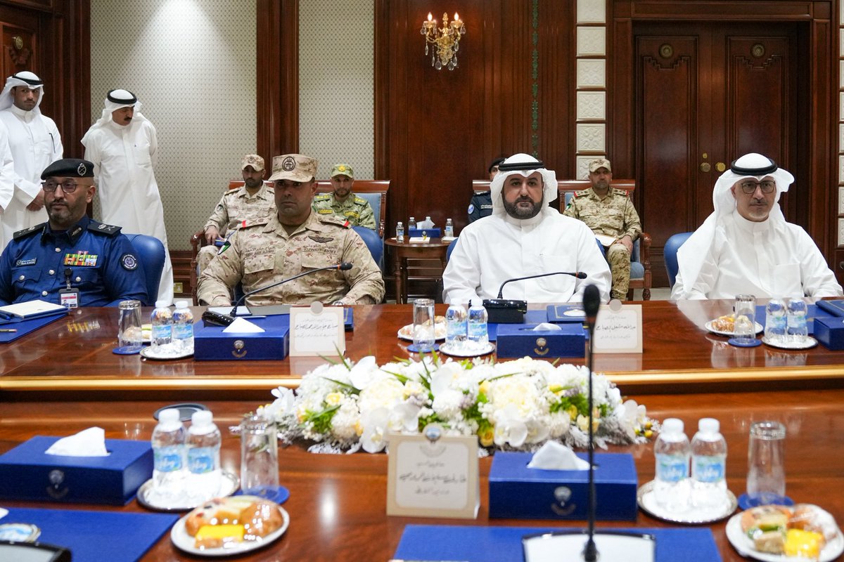 سمو الشيخ أحمد عبدالله الأحمد الصباح رئيس مجلس الوزراء رئيس مجلس الدفاع الأعلى يترأس اليوم اجتماعًا لمجلس الدفاع الأعلى في قصر السيف ويقرر أن يكون في حالة انعقاد دائم لمتابعة آخر التطورات بالمنطقة

- ناقش أبرز التطورات الإقليمية وتابع استعدادات الجهات المعنية للتنسيق بينها لضمان