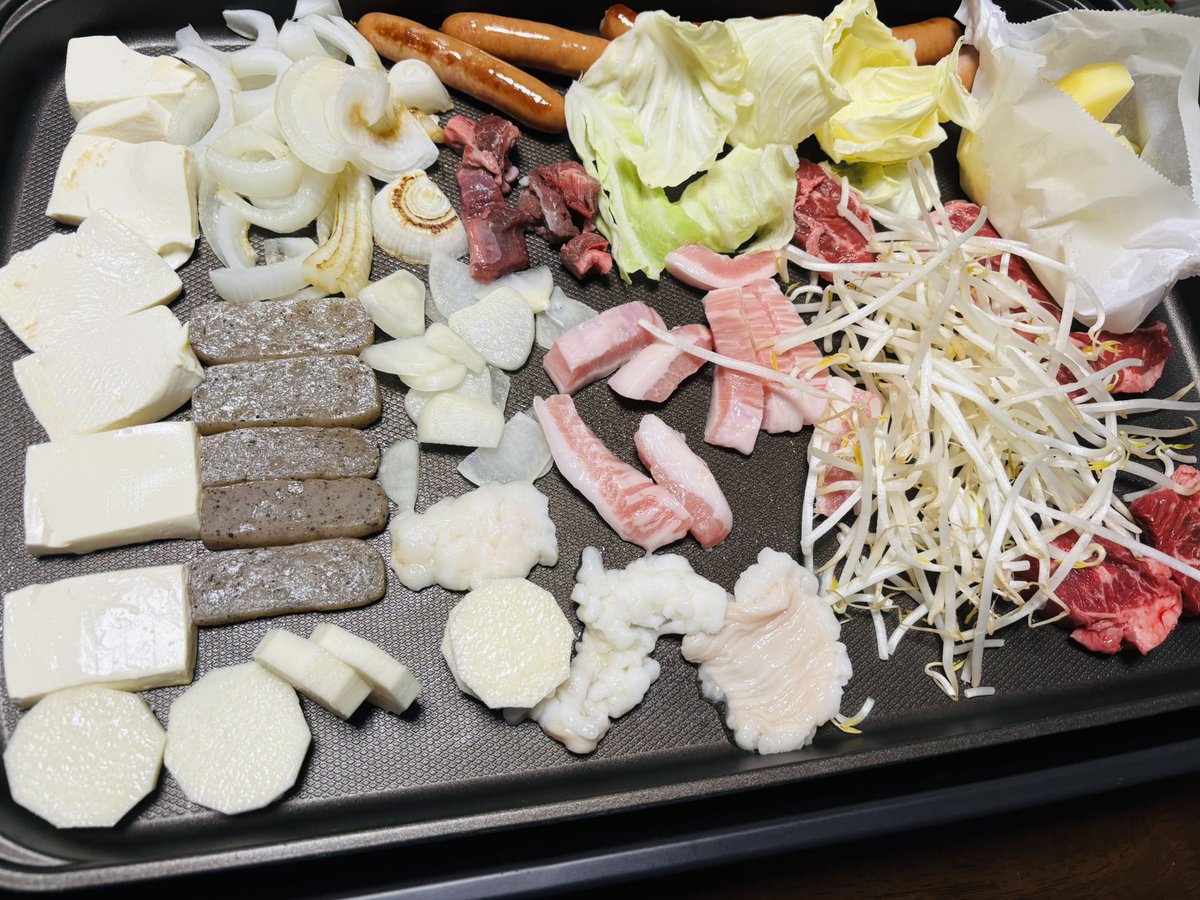 今宵の嫁居酒屋はホットプレートを使った焼き肉。一般的な具材に加えて我が家では山芋、豆腐、こんにゃくが意外と人気。#ネトウヨ安寧 #おうちごはん #おうち居酒屋 #家庭料理 #焼き肉