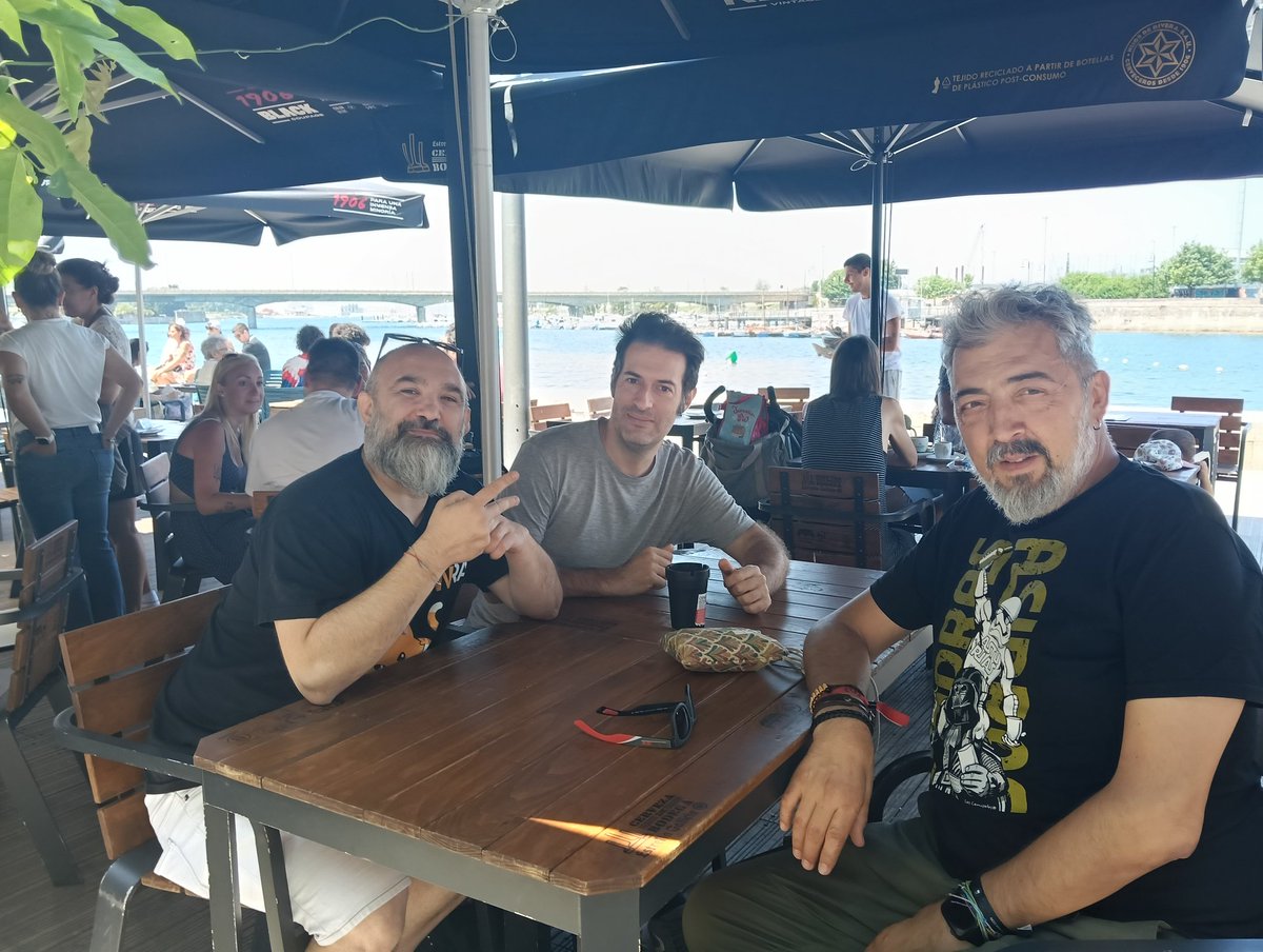 3 vellos hackers por Bouzas.
Birras, tapas e /whois als fantasmas d’IRC-Hispano.
Moderación de merda, IRCops fascistas... e un gline a *.arrakis.es que aínda escuece.
Hackers, habelos hainos.
#Bouzas #HackGalicia #VellosHackers #IRC4ever #HabelosHainos
<a href="/friyin/">Daniel FM</a> <a href="/afernandesvigo/">Antonio Fernandes</a>
