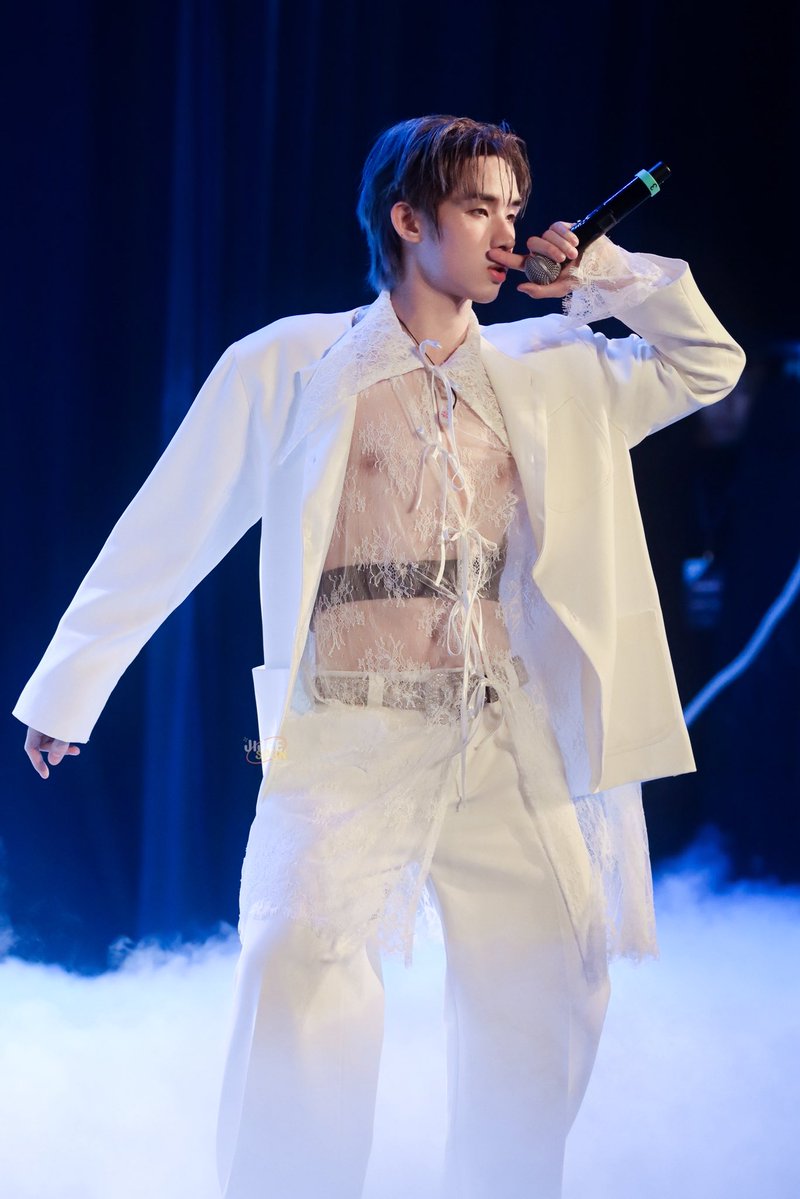 cherreyrain's tweet photo. his chest looks like 😮 https://t.co/otEpNzOs5t