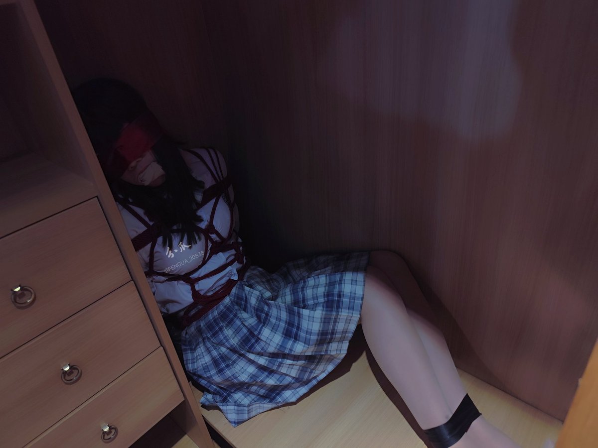 限流了就要装点货！！！
绑匪的衣柜里可不能一直空着呀
你说是不是？
“呜呜呜～呜呜～”（摇头）
嗯，真乖。既然你也表示赞同那就乖乖呆在里面吧😏😏😏😏😏
#胶带捆绑 #socksgag  #捆绑  #hogtied #tapebondage #sweatysocks  #tapegag #footworship #submissive  #bondage