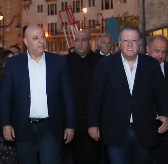 JaberAdham200's tweet photo. @LBpresidency @lbfirstlady فخامة الرئيس، الرجل الذي معك في الصورة هو من اعمدة الفساد في هذا البلد https://t.co/GtJ3e6Lw3z