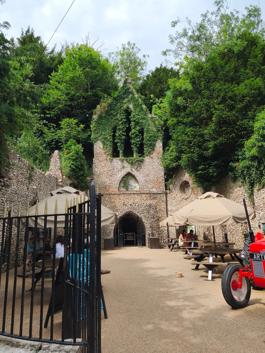 GhostCatcherELH's tweet photo. Summer Solstice at the Hellfire Caves, West Wycombe. A great event; really chilled and a lovely community atmosphere.
#summersolstice☀️ #westwycombe
#summersolstice2025 #summer #pagancelebration #hellfirecaves https://t.co/WovVwjxzOj