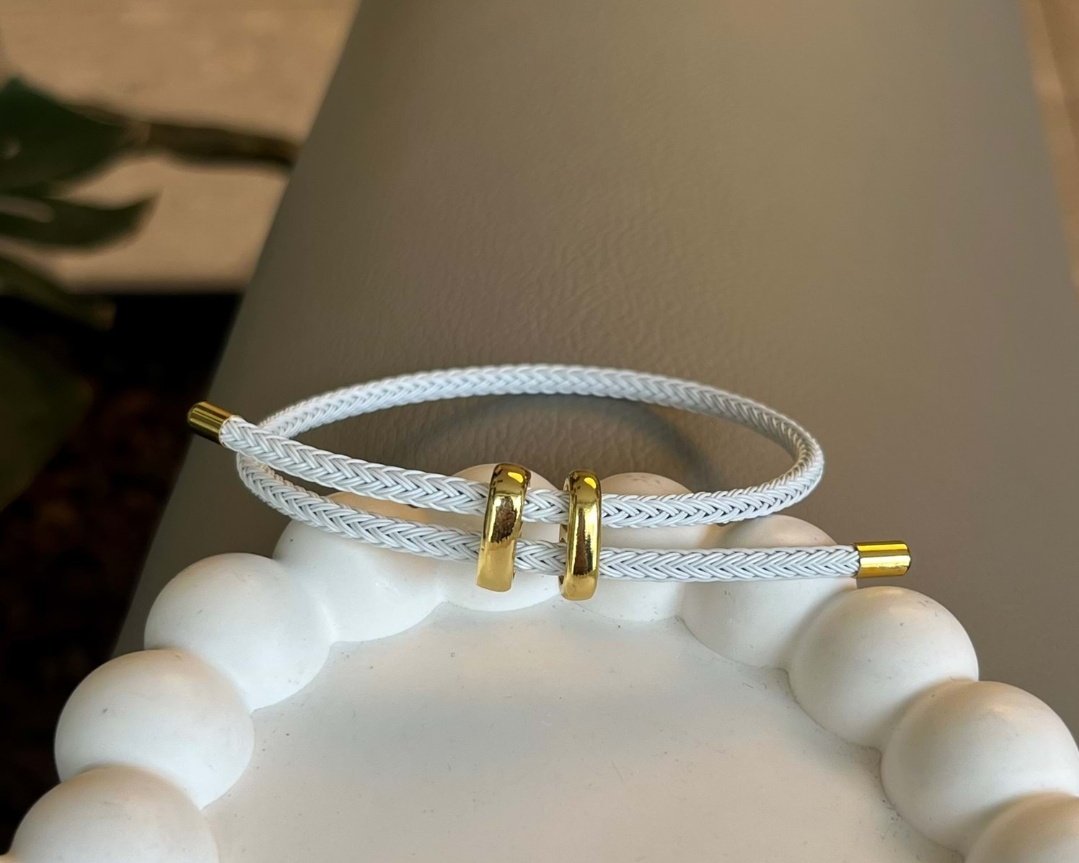 biraz da hermesin şu çirkin bilekliği hakkında konuşabilir miyiz marka olmasa kimse dönüp bakmıcak s.k gibi bi bileklik millette buna para veriyo