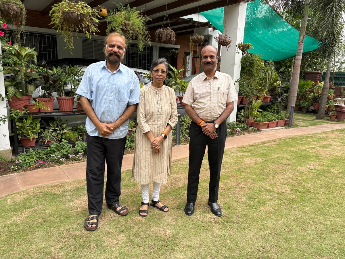 दोस्तों के साथ!
(DGP MP कैलाश मकवाना और DGP MH रश्मि अवस्थी)