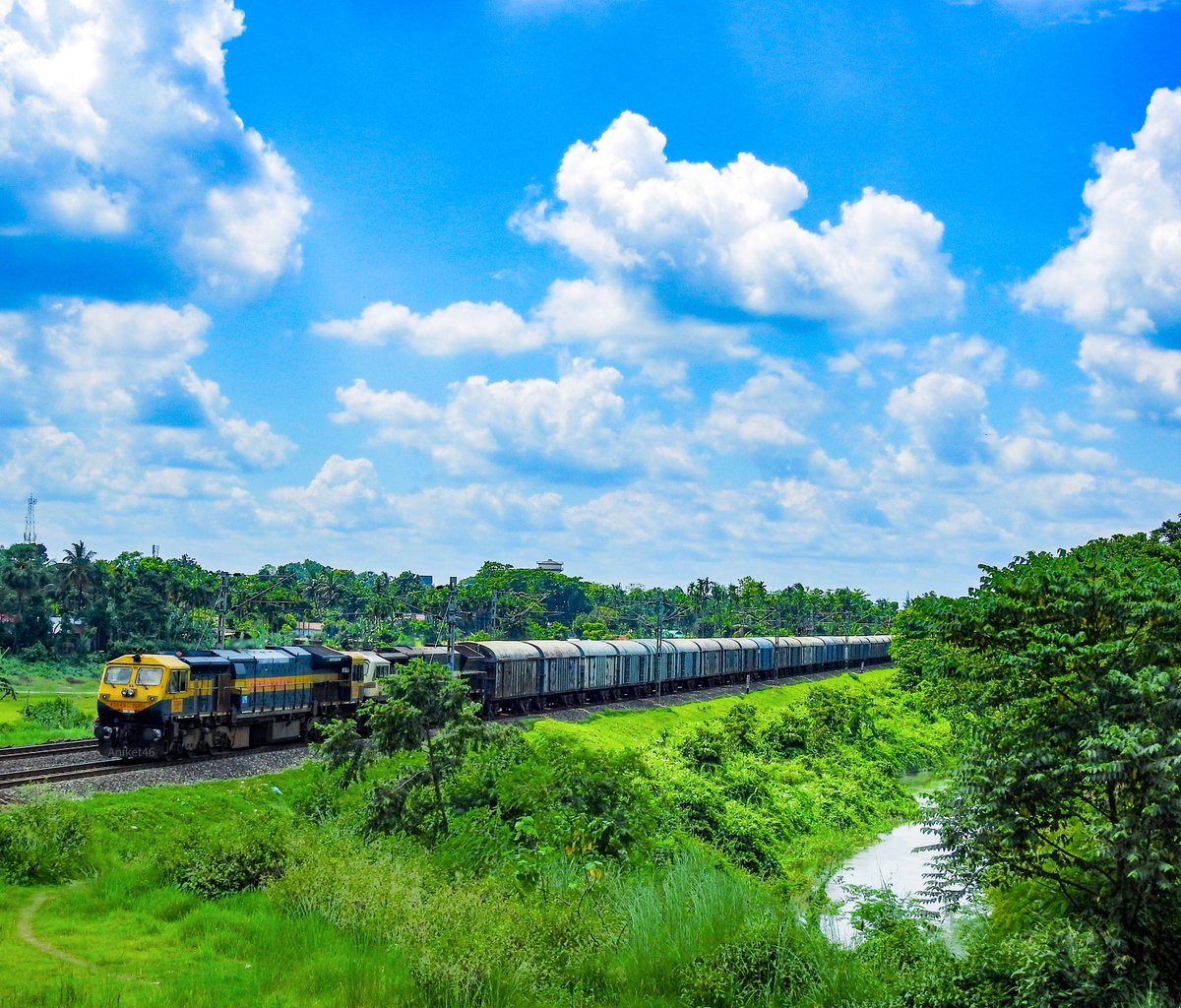 Aniket46_'s tweet photo. #Andal #WDG4D #70304 + #WDG4 #70095 leading a #Freight train making their way through lush #greenery under the presence of #cumulusclouds !
.
.
@drm_apdj | @RailNf | @RailMinIndia https://t.co/Ulk8Aup7TJ