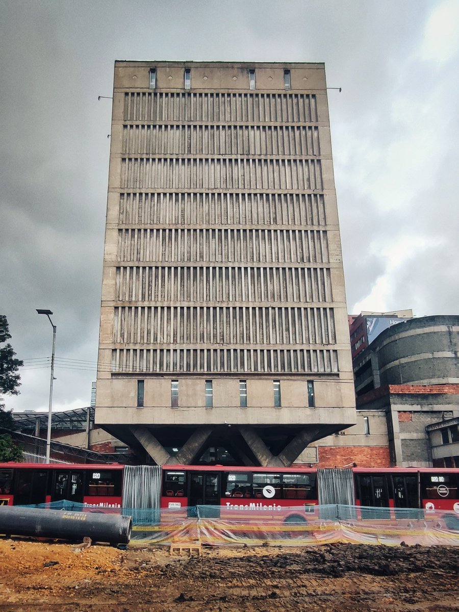 Les dejo está postal: Superposición de brutalismo arquitectónico y brutalidad urbanística sobre lienzo.. una tarde de trancón en 2025 #MetroBogotá #BOGOTÁ <a href="/AndrsTrece/">AndrsTrece</a> <a href="/Santiago_S/">Santiago Silvera M.</a>