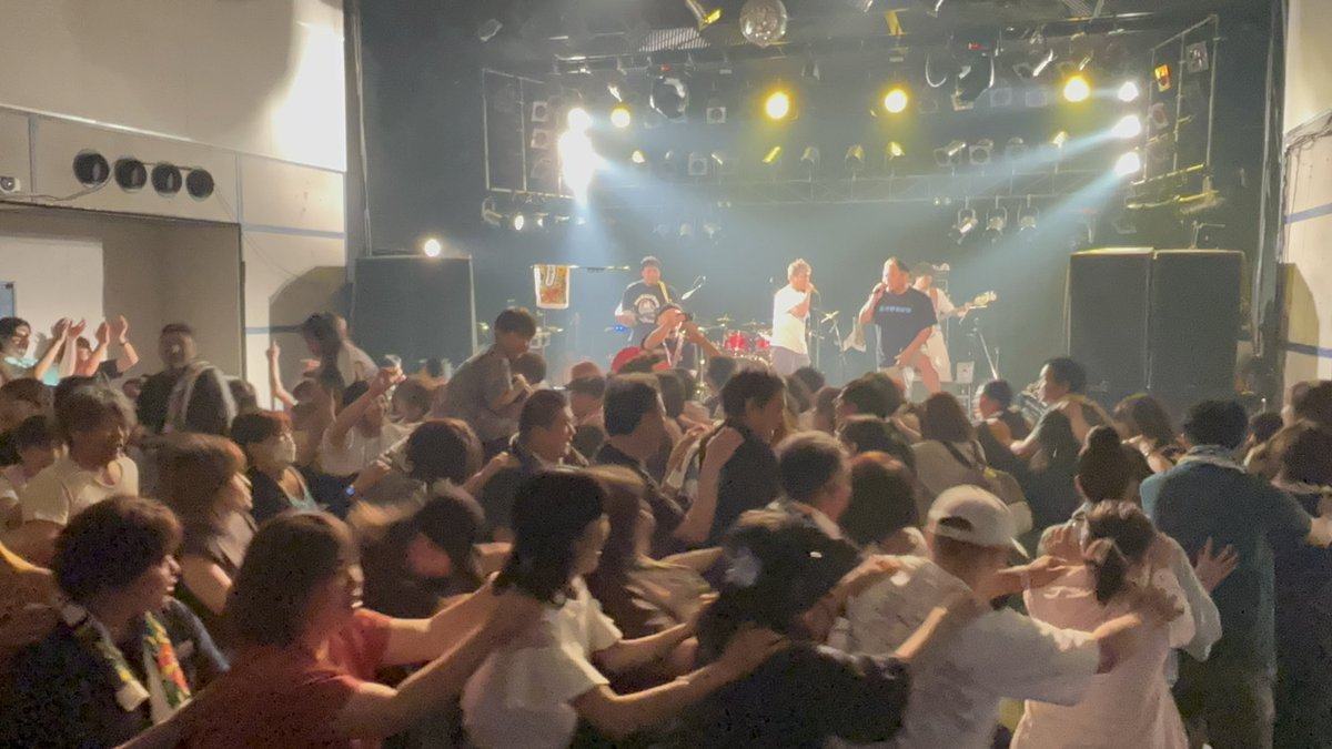 jbb_crew's tweet photo. 本日は
リリースツアー3日目！
@高知CARAVAN SARY

おかえりー！
と言ってくれて嬉しい😭
そして最高の盛り上がり🔥
ありがとうー🙌
秘密兵器も登場したよん笑

残すはファイナル沖縄！
ぶちあげますよー🌺

https://t.co/k3kNP9mWjH

#ジャアバーボンズ
#ジャアイランド3
#リリースツアー
#高知
#KO-G https://t.co/9ZT5Fr91rk