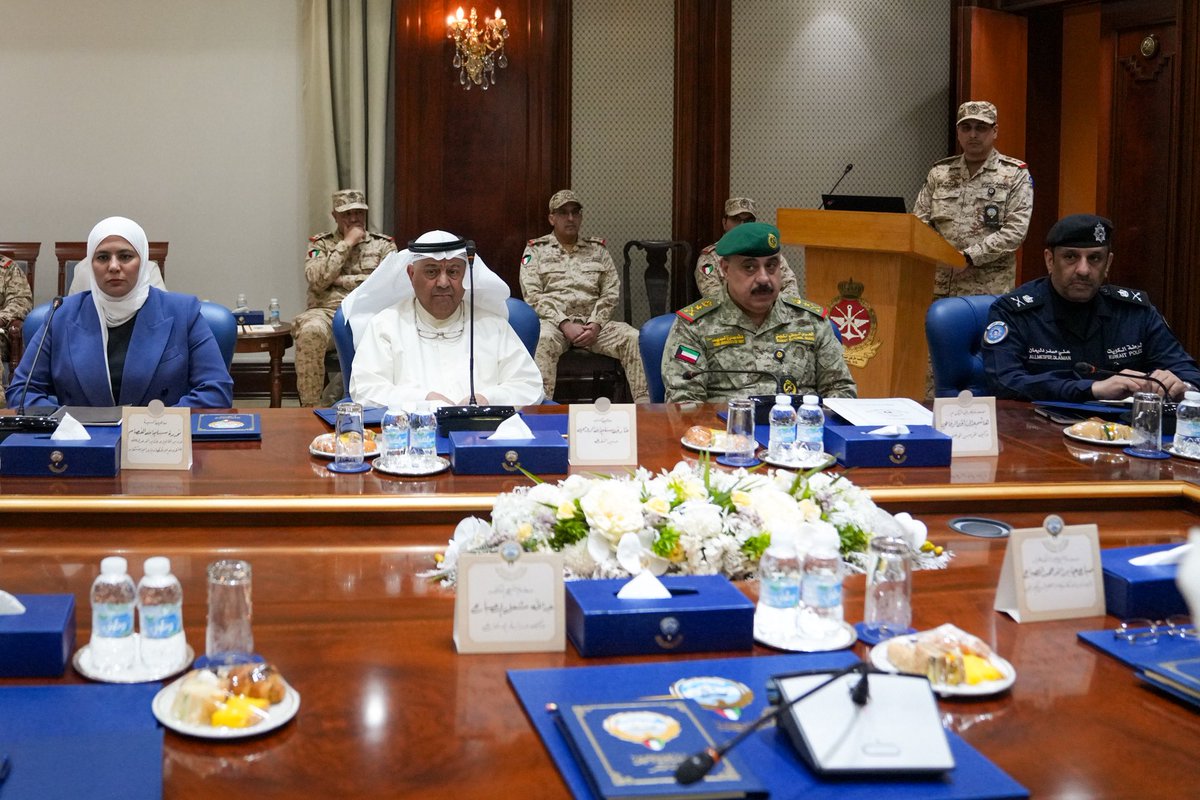 سمو الشيخ أحمد عبدالله الأحمد الصباح رئيس مجلس الوزراء رئيس مجلس الدفاع الأعلى يترأس اليوم اجتماعًا لمجلس الدفاع الأعلى في قصر السيف ويقرر أن يكون في حالة انعقاد دائم لمتابعة آخر التطورات بالمنطقة

- ناقش أبرز التطورات الإقليمية وتابع استعدادات الجهات المعنية للتنسيق بينها لضمان