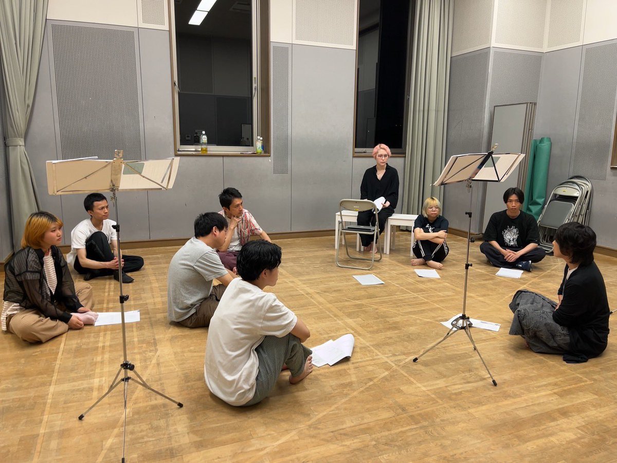 初期のお稽古のあと、夕方からの変革期のお稽古を見学させてもらいました。こちらは✨ヤングチーム✨でございますね。
いやぁ、当然のことながら全く違う構成と演出。躍動感がすんごいよ。リーディングなのに！これは、是非ともどちらもご覧いただきたい！（写真は振り返りの時間）

#アグリーディング