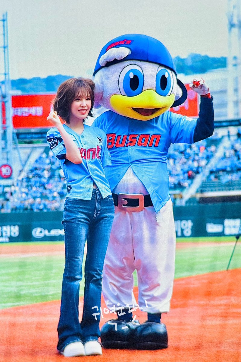 wenever940221's tweet image. 250622 롯데 시구 #웬디 #WENDY
누리야 고마웡