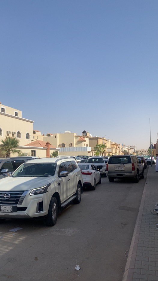 Haalaa_1989's tweet photo. في الوقت الذي تسعى فيه المملكة إلى تطوير منظومة التعليم ضمن رؤية 2030، تفاجأ المجتمع التعليمي  بفرض اختبارات مركزية على طلاب وطالبات الصف الثالث والسادس الابتدائي والثالث المتوسط في نهاية العام جائت دون تمهيد كافٍ ودون مراعاة لواقع المدارس والفروقات الفردية ، وقد رُصدت حالات تأخرهذا اليوم في وصول الأسئلة في يوم الاختبار، مما زاد من التوتر والارتباك داخل لجان الاختبارات، الأمر الذي أثار استياء أولياء الأمور، والمعلمين، والطلاب خاصة في المراحل العمرية الصغيرة تتزامن هذه الحالة مع استمرار نظام الفصول الدراسية الثلاثة الذي يرى كثير من الأسر والمعلمين أنه أرهق الطلاب  وأثر على استقرار العملية التعليمية دون نتائج واضحة.وعليه نتوجّه بندائنا الصادق إلى قيادتنا الرشيدة  في التدخل، وإعادة تقييم  الأنظمة التعليمية بما يحقق مصلحة الطالب ويضمن جودة التعليم واستقراره.
ثقتنا كبيرة بقيادتنا الرشيدة في الاستماع لنبض المجتمع، وتلمّس احتياجات الطلاب والأسر في هذا الوطن الكريم🇸🇦
  الإعلامية :هلا الرويس
#الاختبارات_المركزيه #المملكة_العربية__السعودية #الدوادمي 
#وزارة_التربية_والتعليم 
#ولي_العهد_الأمير_محمد_بن_سلمان