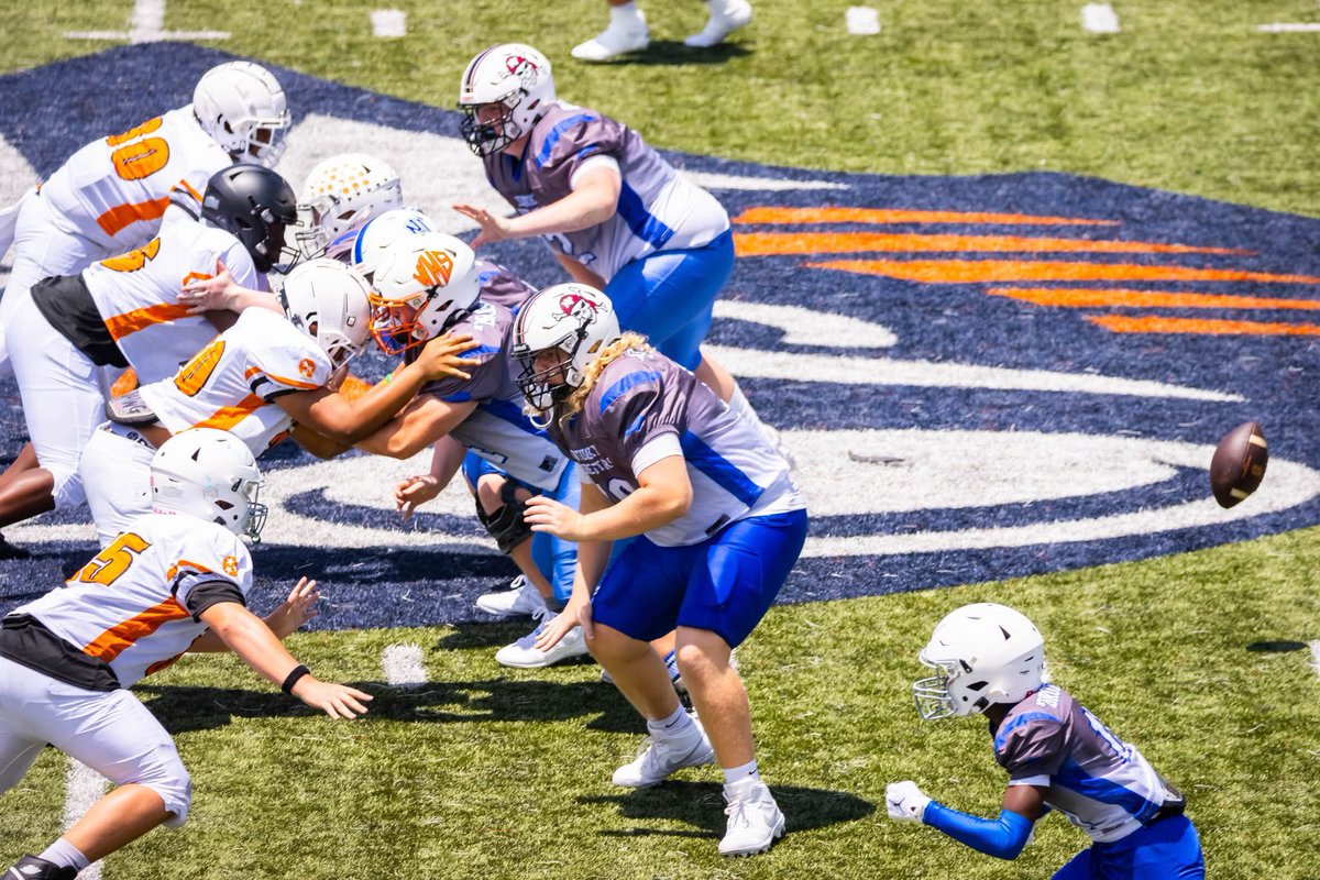 leviFrazier75's tweet image. Not the result that we wanted but a week for the book’s nonetheless! Thanks to @KYFUTURESTARS  for helping me better my craft this week. Ready to get back at it next year! #BROTHERHOOD 

@AlPopsFootball 
@WhsJacketPride