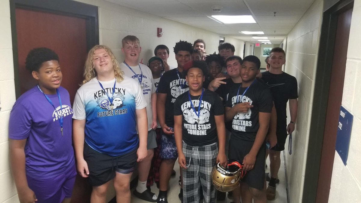 leviFrazier75's tweet image. Not the result that we wanted but a week for the book’s nonetheless! Thanks to @KYFUTURESTARS  for helping me better my craft this week. Ready to get back at it next year! #BROTHERHOOD 

@AlPopsFootball 
@WhsJacketPride