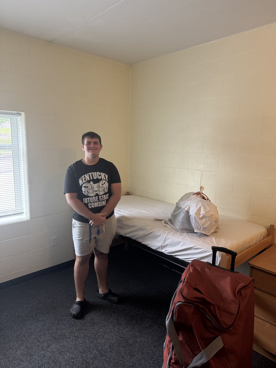 leviFrazier75's tweet image. Not the result that we wanted but a week for the book’s nonetheless! Thanks to @KYFUTURESTARS  for helping me better my craft this week. Ready to get back at it next year! #BROTHERHOOD 

@AlPopsFootball 
@WhsJacketPride