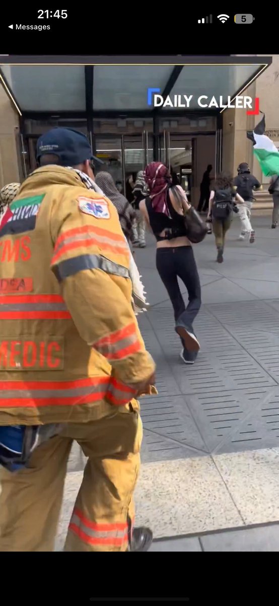 HUHH?!?🦦 tweet media