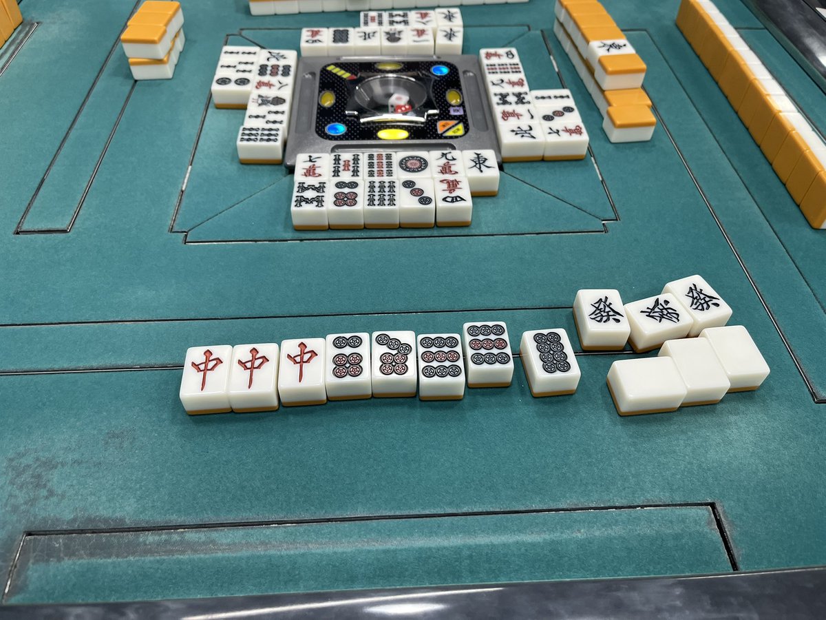 MTsubotan's tweet photo. 本日はヒューストン杯に参加し念願の多井さんとのご対面!!画面の向こう側のそのままが目の前にいて超感激😆同卓できたの一生の思い出や〜☺️

そしてリア麻で初の大三元ツモ（親番）！中を後から重なて両面テンパイした時はドキドキがやばかった…
役満賞のチェキも撮れてハッピーな日だぁ！ https://t.co/NlJ8l2AVy9