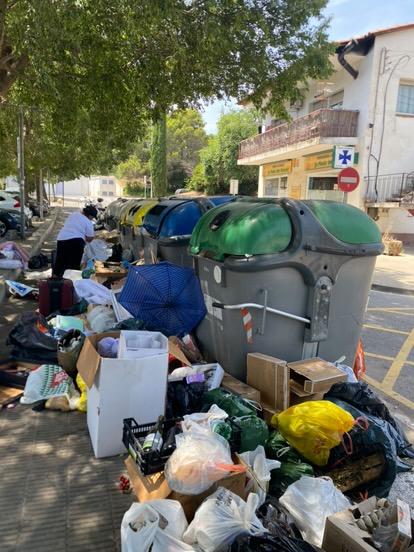 PPSantCugat's tweet photo. Diumenge, 22 de juny, 14.30 hores. Així es troben els contenidors de l'estació de #Valldoreix. Ja n'hi ha prou!!! #NetejaJa https://t.co/0vaxqDmgQc