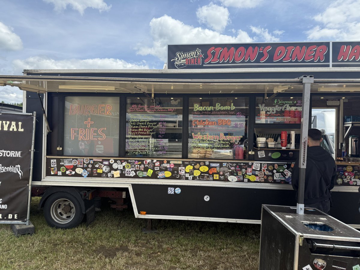 BadToxic's tweet photo. #FoodCourt (1/2) on the #FestivalOhneBands, #Haitlingen / #Dürmentingen, #Germany.
#FoB #camping #food #Essen #foodBooth #Essensstände #SimonsDiner #Burger #fries #Currywurst #Pommes #Imbiss #Party #festival #musicFestival #Musikfestival #music #Musik https://t.co/cHthy1eVa3