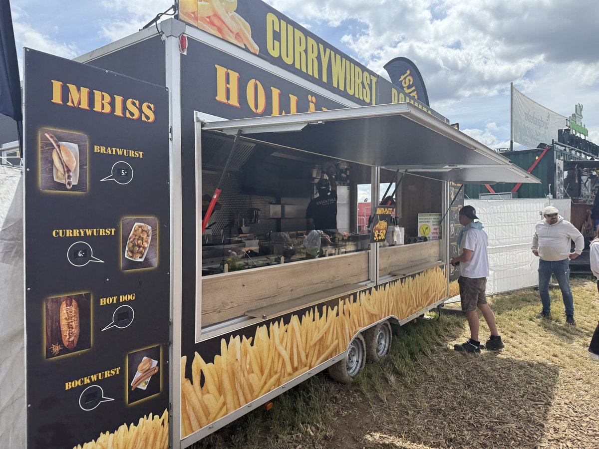 #FoodCourt (1/2) on the #FestivalOhneBands, #Haitlingen / #Dürmentingen, #Germany.

#FoB #camping #food #Essen #foodBooth #Essensstände #SimonsDiner #Burger #fries #Currywurst #Pommes #Imbiss #Party #festival #musicFestival #Musikfestival #music #Musik
