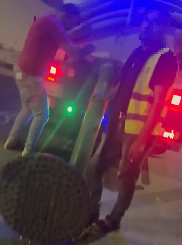 أمانة محافظة جدة تتفاعل مع بلاغ مواطن تمكّن من رصد عمالة (من جنسية عربية) يقومون بتفريغ مياه الصرف الصحي في شبكة تصريف مياه الأمطار، وسيتم تطبيق الإجراءات النظامية بحقهم.

سؤال للمختصين:
ما هي مخاطر تفريغ مياه الصرف الصحي التي تحتوي على ملوثات وفضلات بشرية في شبكة تصريف مياه